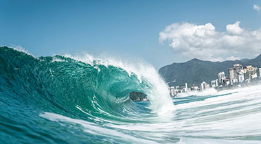 云开体育爆料：巴萨17岁中场首秀送手术刀助攻，哈维看呆